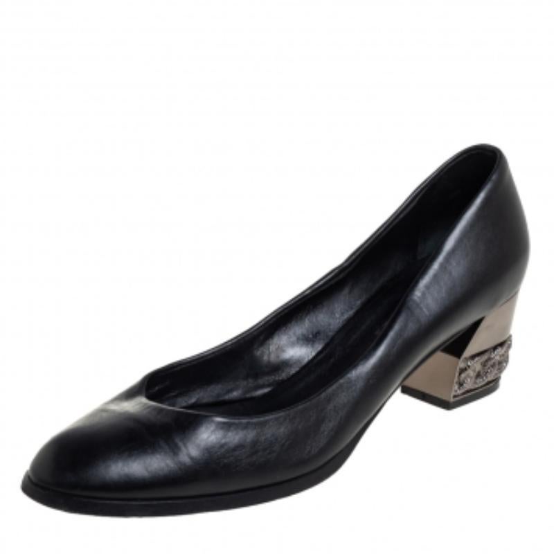 Women's Casadei Black Leather Chain Embellished Block Heel Pumps Size 40 For Sale