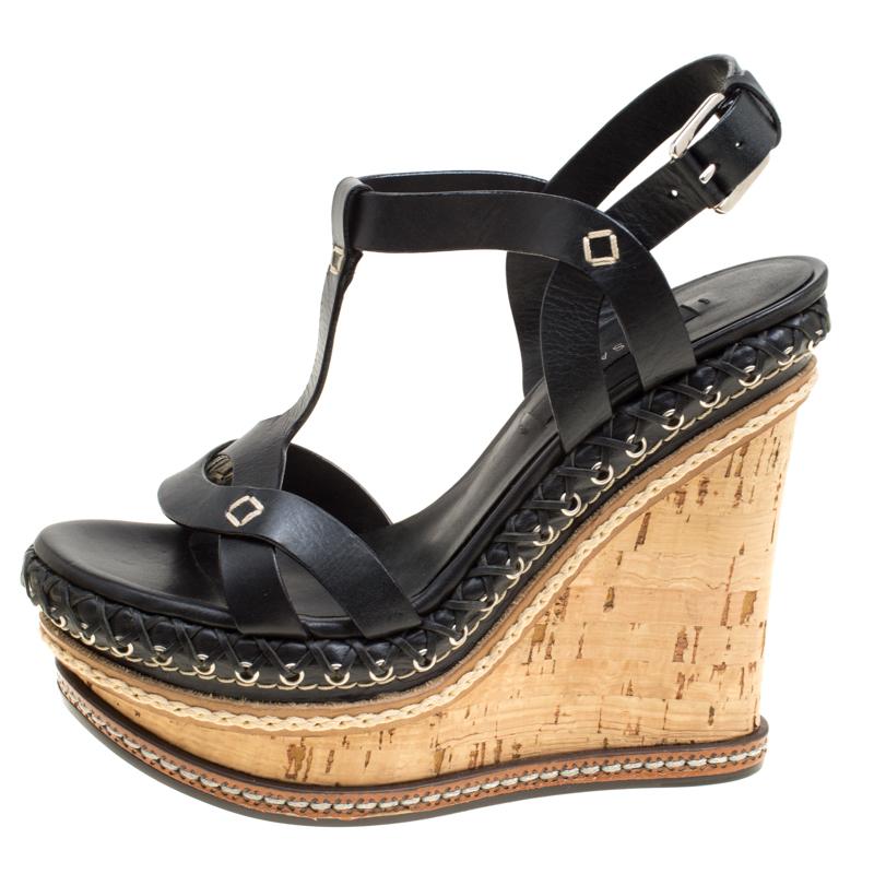 These black sandals from Casadei are ultra feminine and spell unapologetic glamour. These stunning sandals are crafted from leather and feature an open toe silhouette. They flaunt a T-strap design on the vamps, buckled ankle straps and leather lined