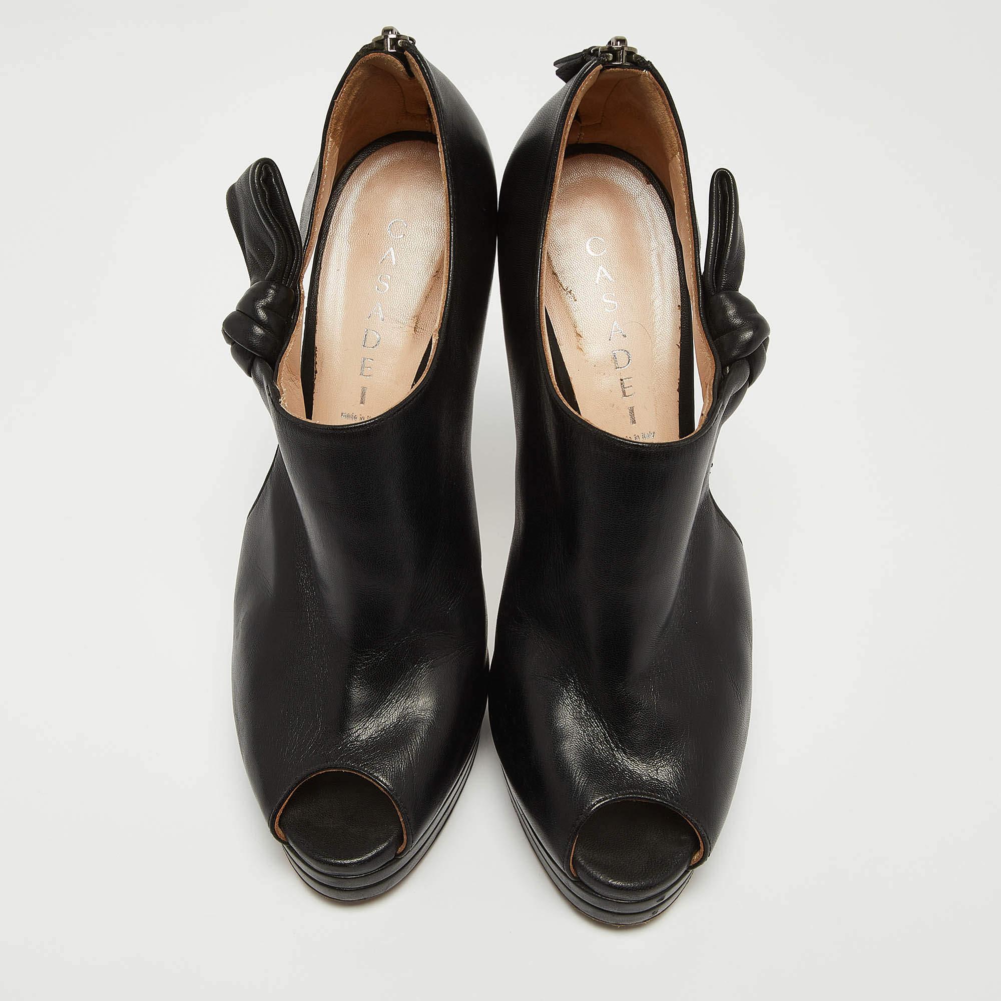 Deliver statement looks with these platform booties from Casadei From their shape and detailing to their overall appeal they exude elegance. The booties feature peep toes cut out details and 15 cm heels.