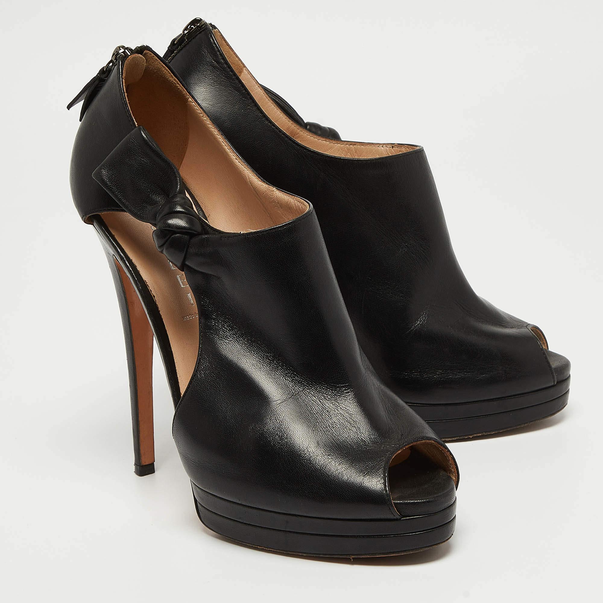 Casadei Black Leather Cutout Peep Toe Platform Booties Size 40 In Good Condition For Sale In Dubai, Al Qouz 2