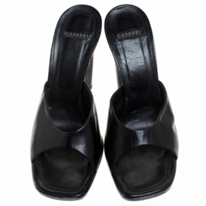 Questi sandali neri di Casadei sono realizzati in pelle e presentano una silhouette aperta in punta. Presentano comode solette foderate in pelle e tacchi alti 11 cm ben disegnati che offrono il massimo dello stile. Indossali per i tuoi eventi più