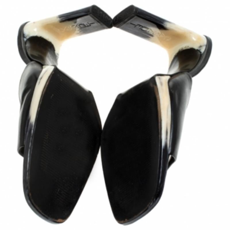 Sandali open toe in pelle nera Casadei taglia 41 In condizioni discrete in vendita a Dubai, Al Qouz 2