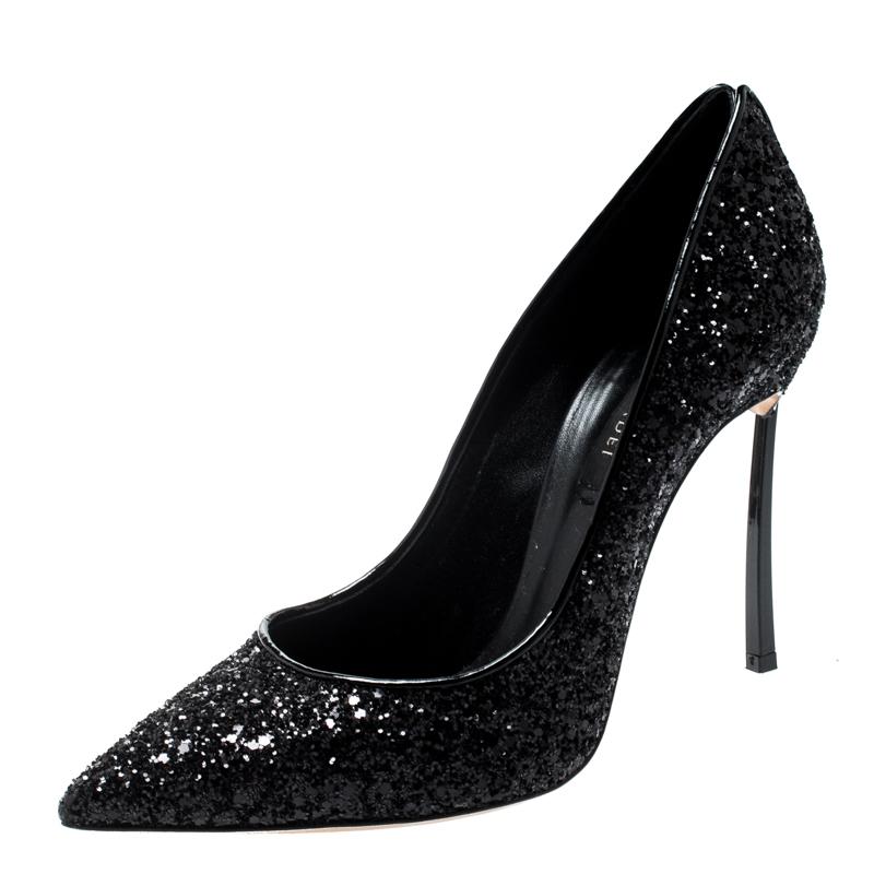 Willst du diese Pumps nicht auch einfach mal anprobieren? Sie sind nicht nur schön anzusehen, sondern auch vielseitig im Design. Diese aus Leder gefütterten Pumps von Casadei sind außen mit Metallic-Glitter überzogen und verfügen über eine spitze