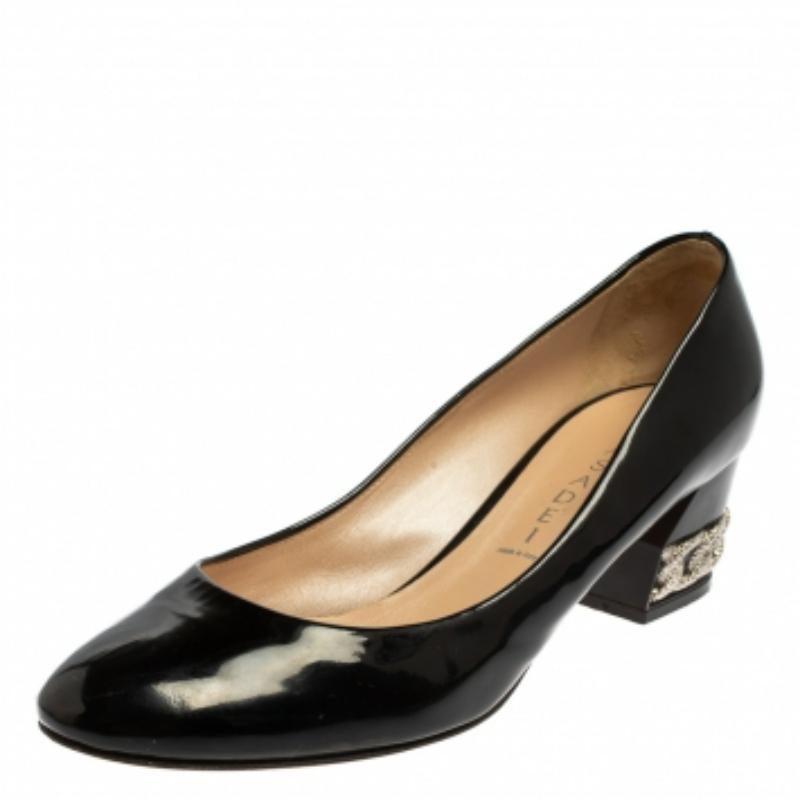 Timelessly elegant and stylish, Casadei's collections capture the effortless, nonchalant finesse of the modern woman. Crafted from patent leather in a black hue, the pumps are adorned with embellished low heels.