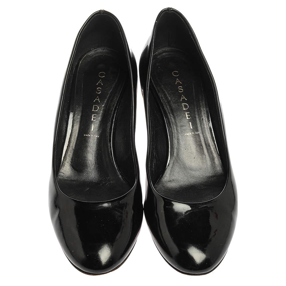 Casadei Black Patent Leather Chain Embellished Block Heel Pumps Size 37 In Good Condition In Dubai, Al Qouz 2