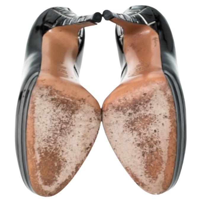 Questo paio di décolleté nere della lussuosa casa Casadei è un capo essenziale dell'armadio. Queste décolleté in pelle verniciata sono dotate di plateau e tacco di 13.5 cm. Abbinali con abiti formali, casual o da sera.