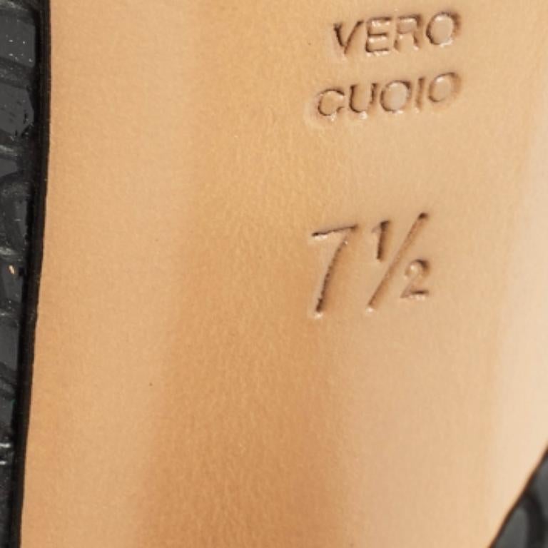 Descubre la elegancia del calzado con estos zapatos de salón para mujer de Casadei. Meticulosamente diseñados, estos tacones combinan moda y comodidad, para que brilles en cualquier situación.