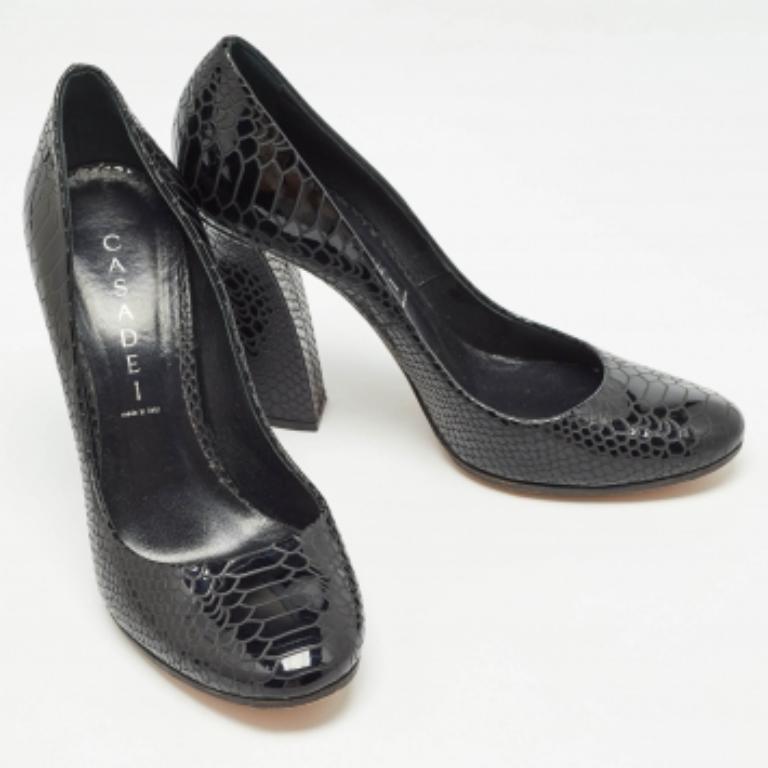 Casadei Black Python Embossed Leather Round Toe Pumps Talla 37.5 en venta 1