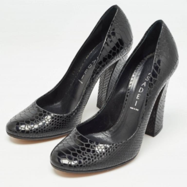 Casadei Black Python Embossed Leather Round Toe Pumps Talla 37.5 en venta 3
