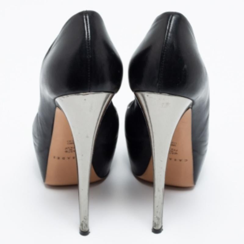 Casadei Black/Silver Leather Cap Toe Platform  Pumps Size 38 In Good Condition For Sale In Dubai, Al Qouz 2