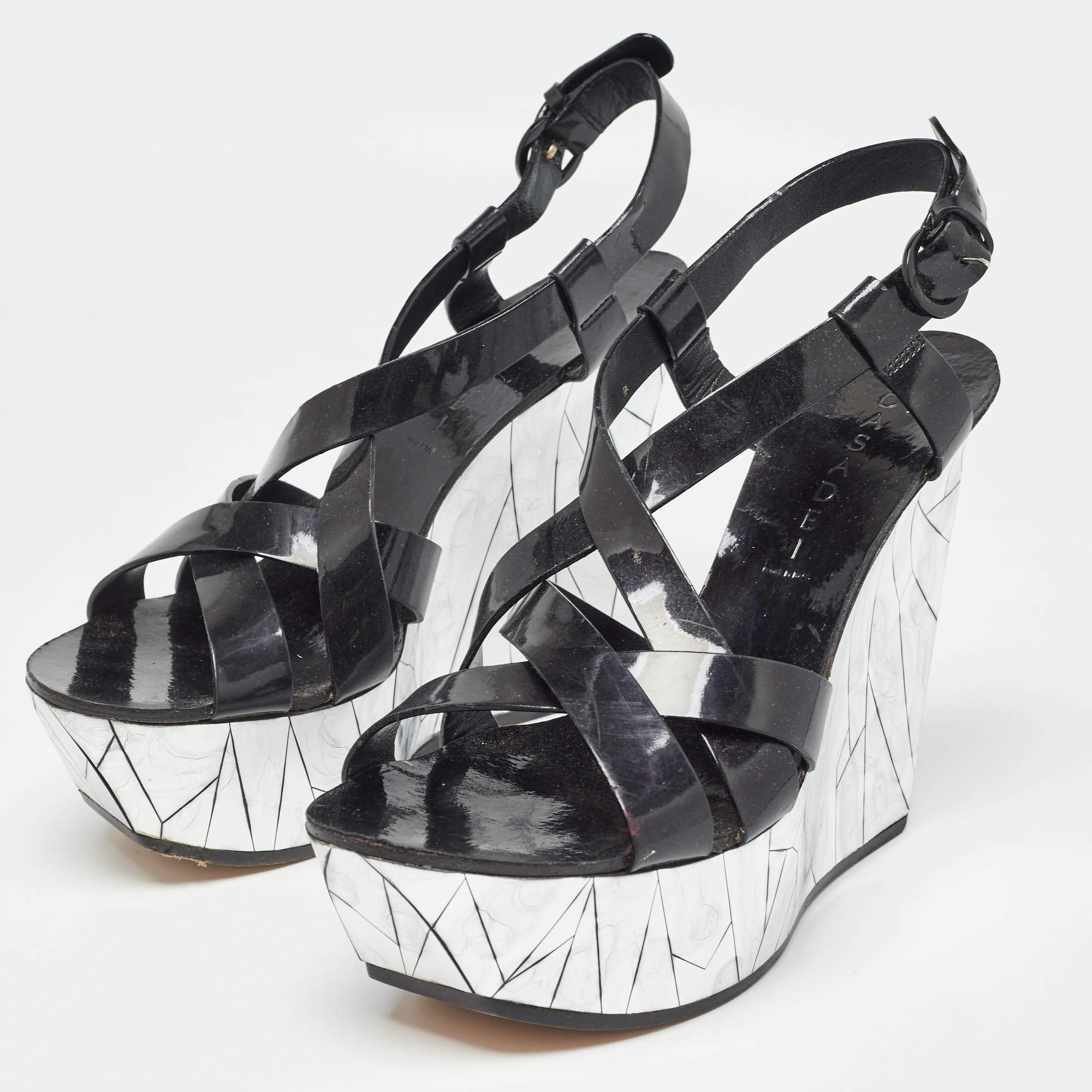 Ces sandales encadreront vos pieds de manière élégante. Fabriquées à partir de matériaux de qualité, elles affichent un design élégant et des semelles intérieures confortables.
