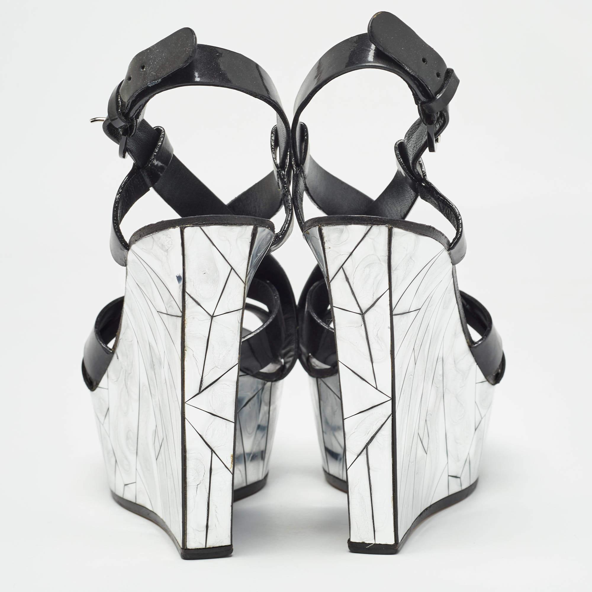 Casadei Black/Silver Patent Leather Mirrored Crack Wedge Sandals Size 40 (Sandales à talons compensés en cuir verni noir/argent) Pour femmes en vente