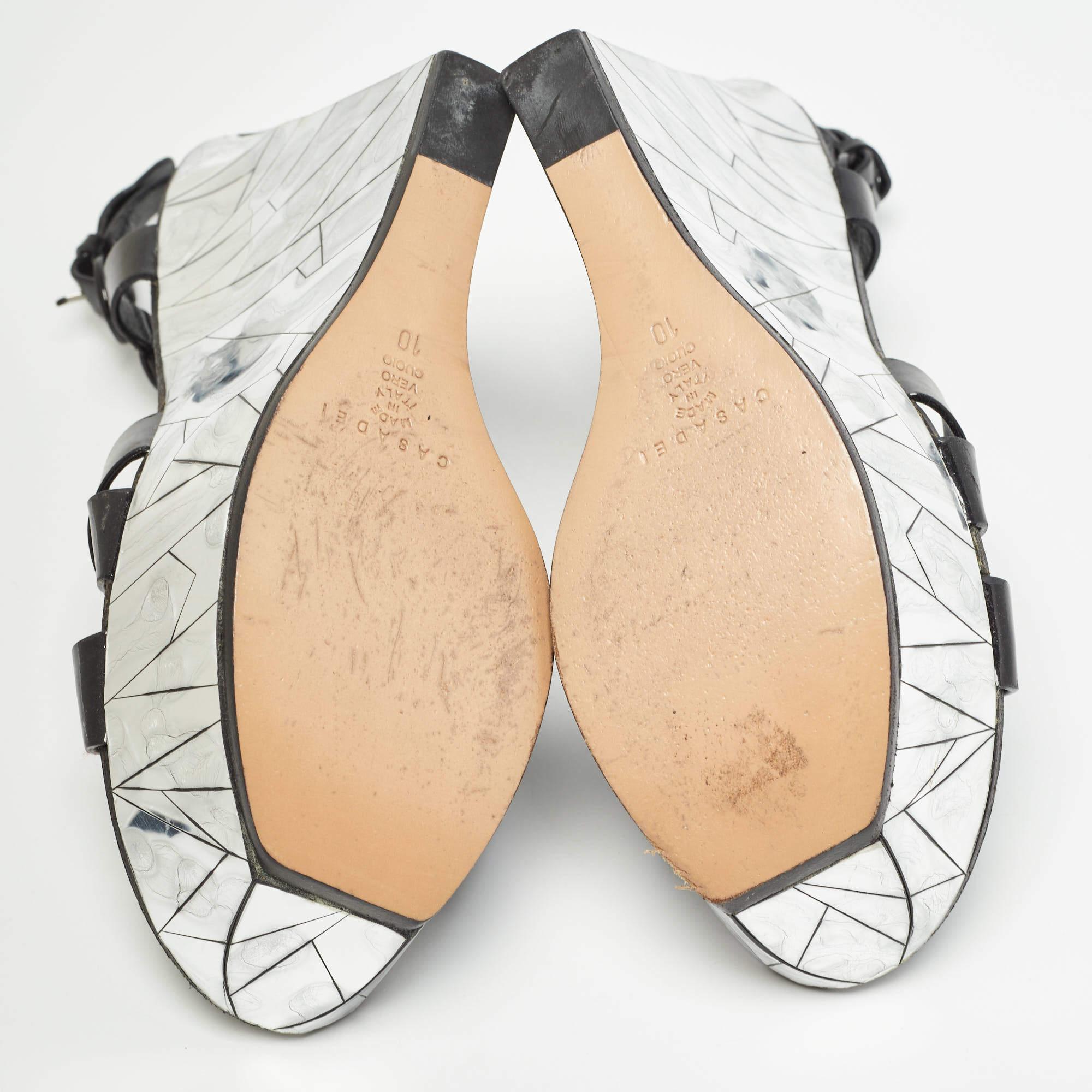 Casadei Black/Silver Patent Leather Mirrored Crack Wedge Sandals Size 40 (Sandales à talons compensés en cuir verni noir/argent) en vente 1