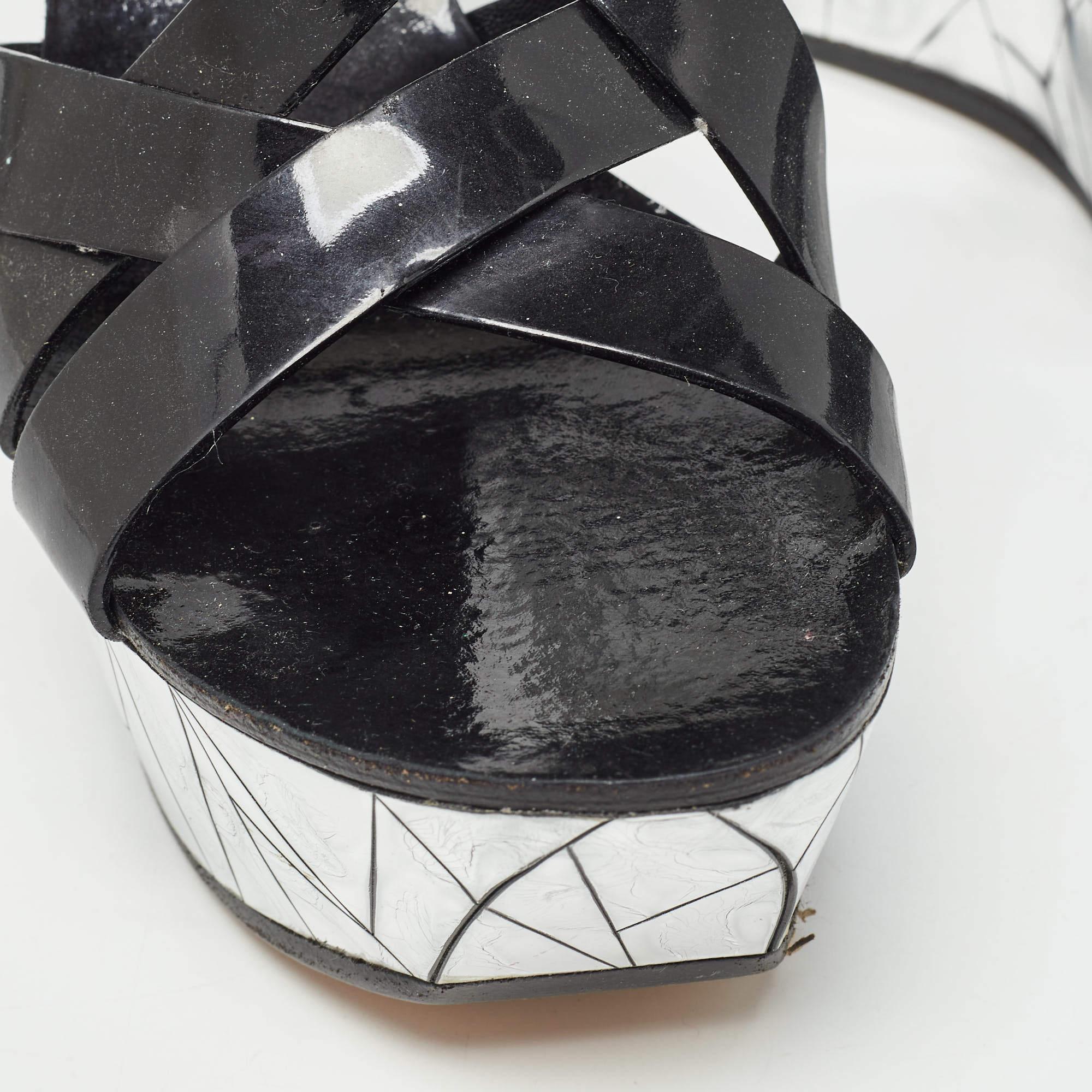 Casadei Black/Silver Patent Leather Mirrored Crack Wedge Sandals Size 40 (Sandales à talons compensés en cuir verni noir/argent) en vente 2