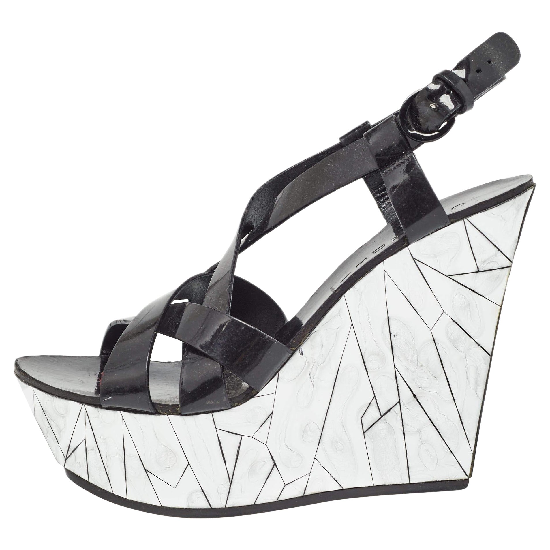 Casadei Black/Silver Patent Leather Mirrored Crack Wedge Sandals Size 40 (Sandales à talons compensés en cuir verni noir/argent) en vente
