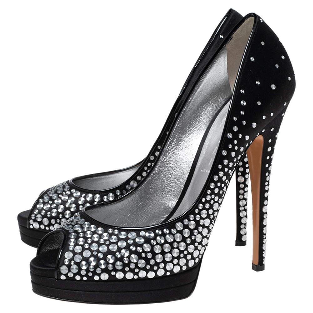 Casadei - Décolleté con zeppa in raso nero con borchie - misura 40,5 In condizioni buone a Dubai, Al Qouz 2