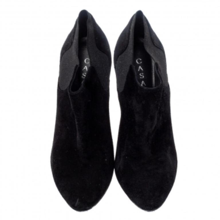 Impeccably crafted into a super-stylish silhouette, these ankle boots from the house of Casadei will help you create a stunning style statement. They are made from suede and fashioned with elastic panels and 11.5 cm heels.