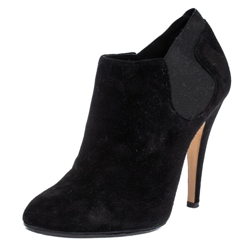 Impeccably crafted into a super-stylish silhouette, these ankle boots from the house of Casadei will help you create a stunning style statement. They are made from suede and fashioned with elastic panels and 11.5 cm heels.

