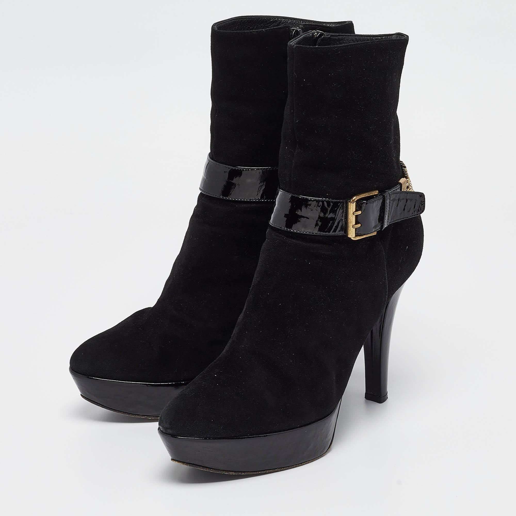 Meticulously designed into a smart silhouette these boots are on point with style. They come with comfortable insoles and durable outsoles to last you forever. These boots are just amazing and you definitely need to get them right away.
