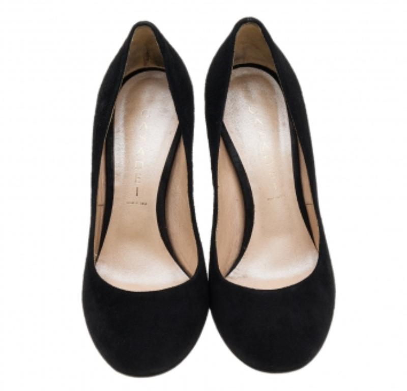 Casadei Black Suede Chain Block Heel Round Toe Pumps Size 38.5 In Good Condition For Sale In Dubai, Al Qouz 2