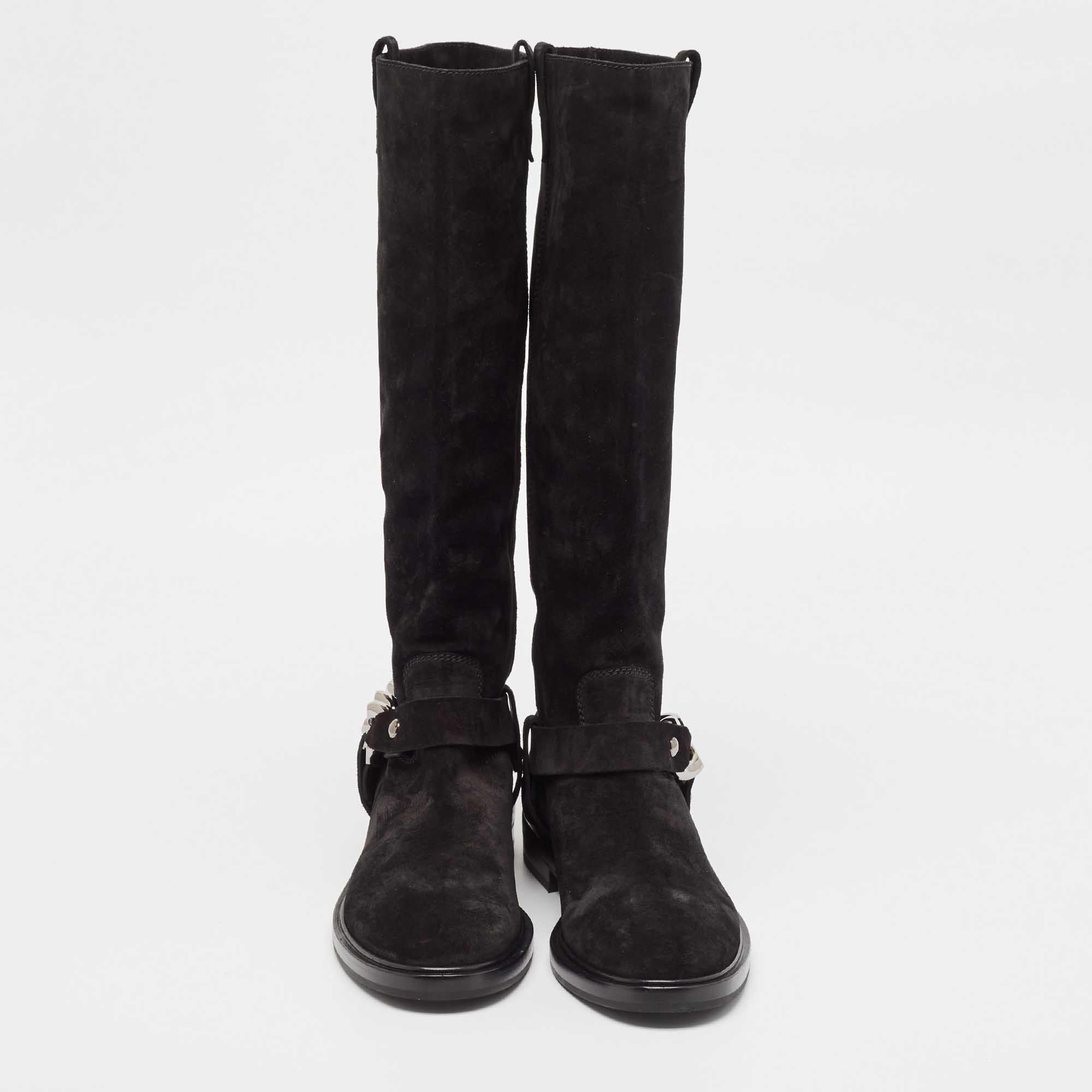 Casadei Schwarze knielange Stiefel aus Wildleder mit Kettendetail Größe 39 im Zustand „Hervorragend“ im Angebot in Dubai, Al Qouz 2