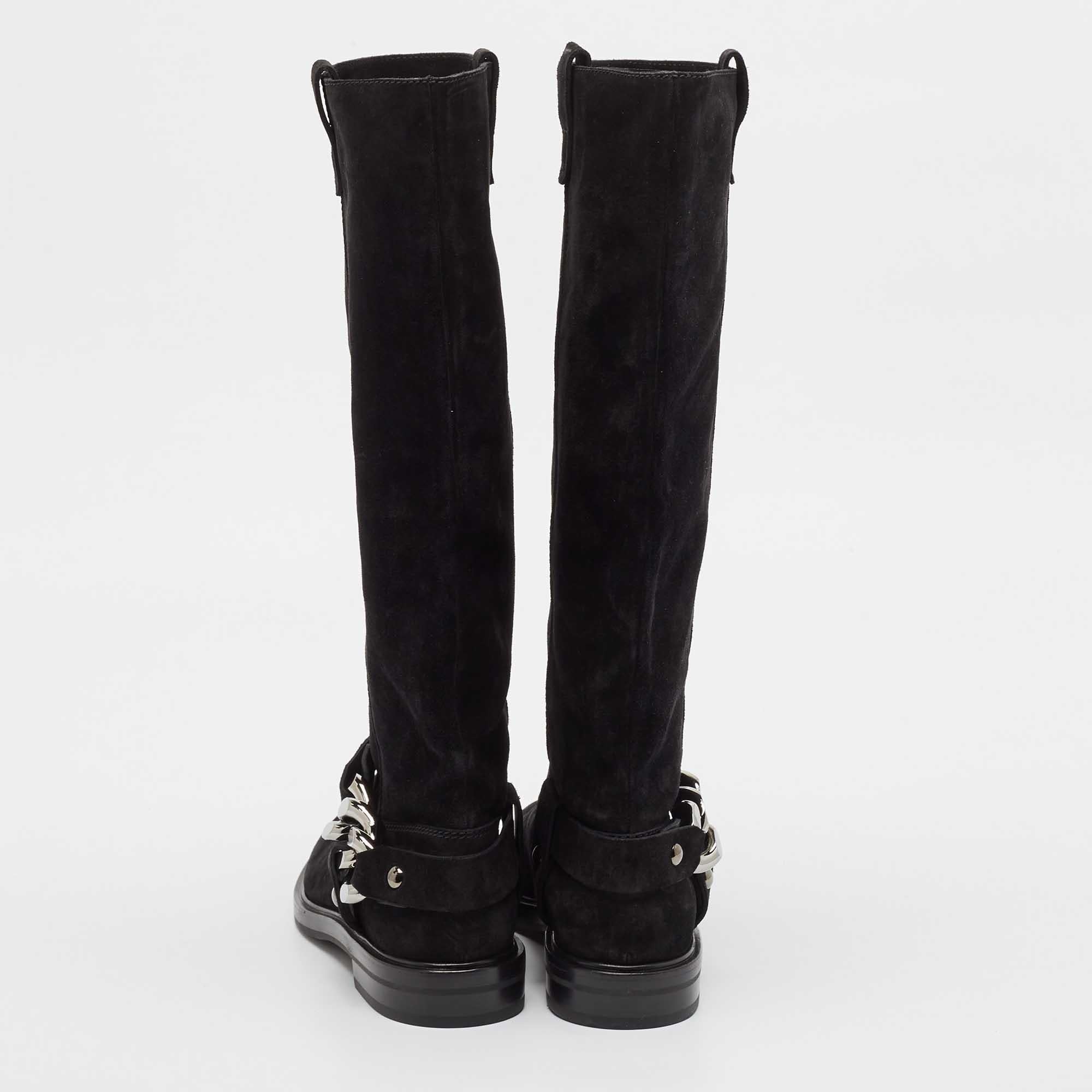 Casadei Schwarze knielange Stiefel aus Wildleder mit Kettendetail Größe 39 im Angebot 1