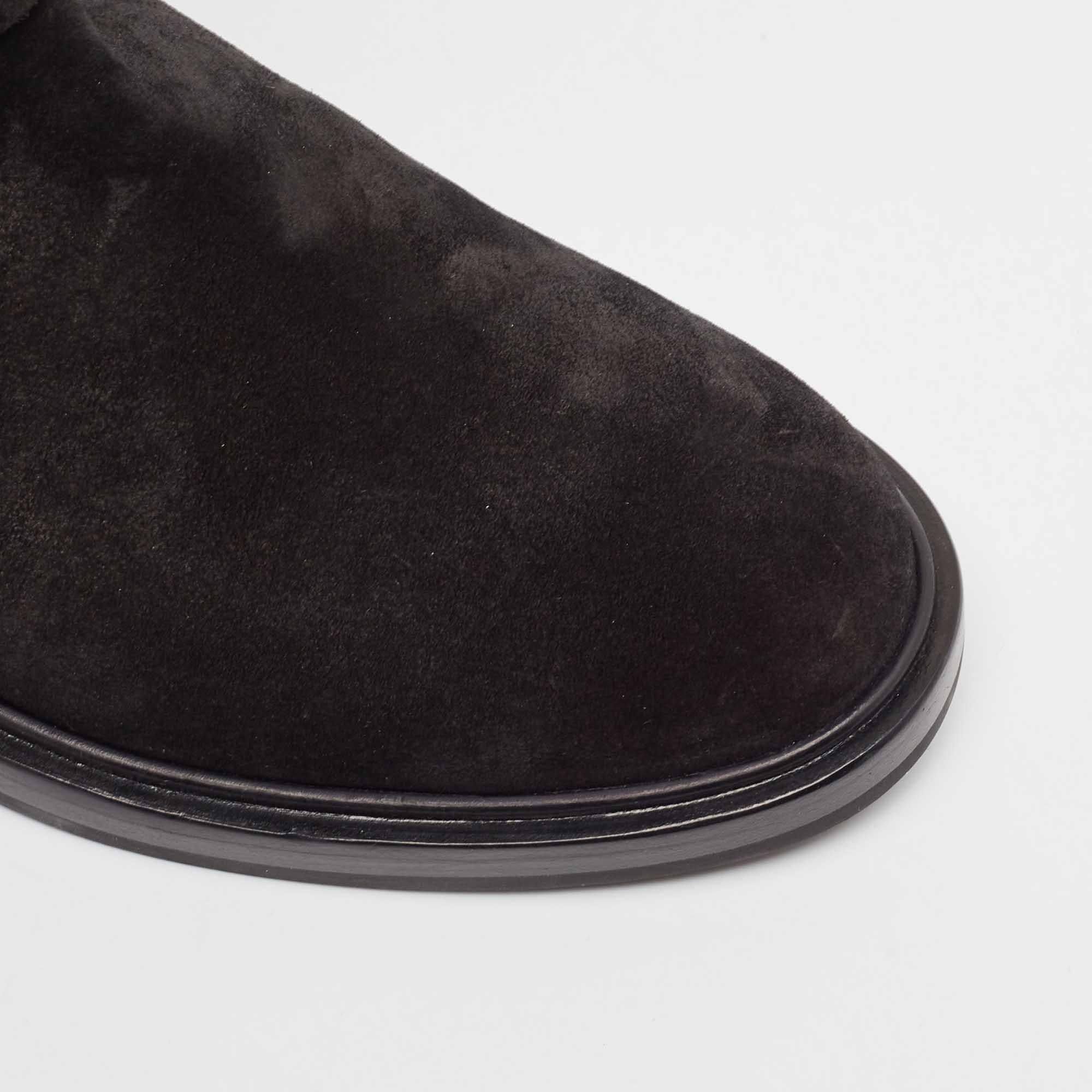 Casadei Schwarze knielange Stiefel aus Wildleder mit Kettendetail Größe 39 im Angebot 3