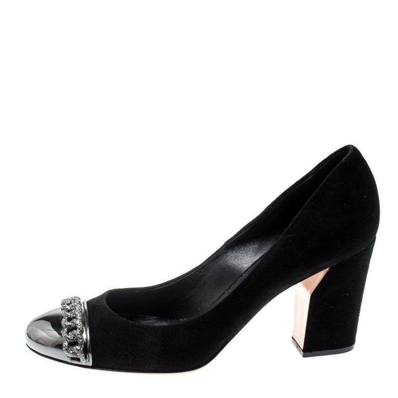 These pumps by Casadei are the essence of beauty and rich style. Crafted from black suede, the creation is designed with a gunmetal-tone cap toe and features a chain detail on the vamps. With an 8.5cm block heel, these come with comfortable leather