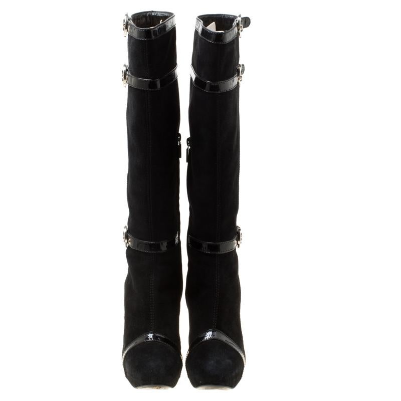 Add a glamorous and classic style to your winter wear collection with these Casadei knee length boots. These black boots are crafted from suede and flaunt buckle detailing. They come equipped with comfortable insoles and 10cm heels. Dress up any