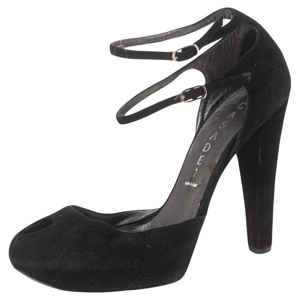 Resplendissantes et ravissantes, ces sandales rouges de Casadei vous couperont le souffle. Confectionnées en daim, ces sandales présentent une silhouette peep-toe et affichent des brides de cheville à boucle. Elles sont dotées de semelles