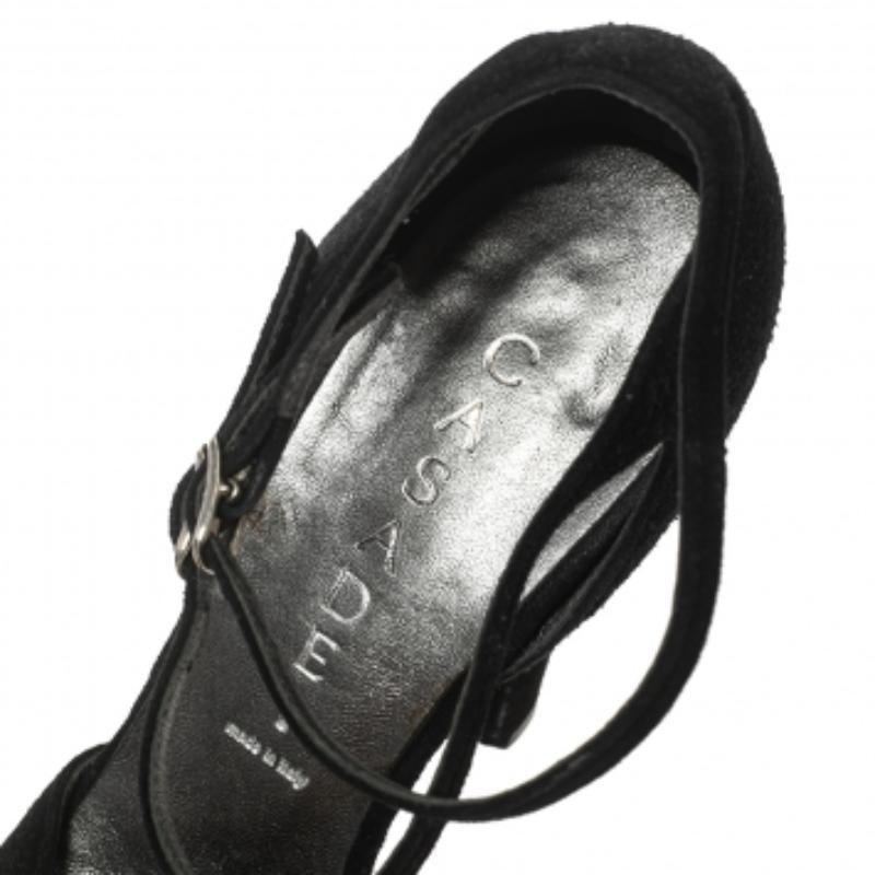 Resplendent and ravishing, these red sandals from Casadei will take your breath away. Crafted from suede, these sandals feature a peep-toe silhouette and flaunt buckled ankle straps. They come equipped with comfortable leather-lined insoles and an