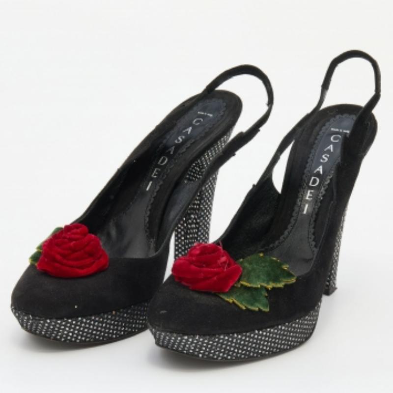 Le détail de la rose sur le bout confère à ces sandales Casadei une esthétique unique et une touche artistique. Conçus en daim, ils présentent des semelles intérieures en cuir, une fermeture à bride et des coupes précises. Les superbes détails des