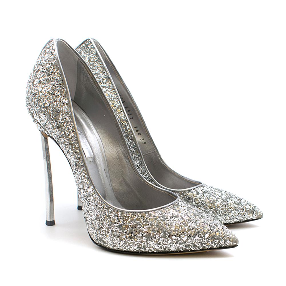 Casadei Blade Pumps in Silver Glitter

Classic Blade collection
Pointed toe
Exterior fabric coated in silver glitter
Silver leather piping and inlay
Reflective silver heel

Please note, these items are pre-owned and may show signs of being stored