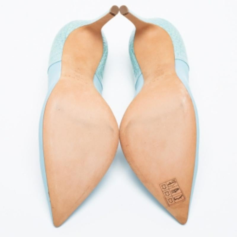 Prepárate para aprovechar el día con este elegante par de zapatos de salón de Casadei. Fabricado en charol y piel con relieve de cocodrilo, está equipado con puntera en punta, plantilla de la marca y tacón de 11 cm.