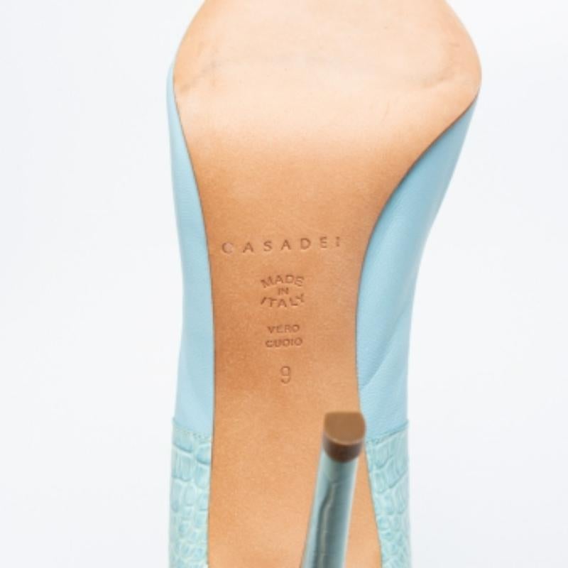 Casadei Bombas de punta de charol y piel con relieve de cocodrilo azul talla 39 en Excelente estado para la venta en Dubai, Al Qouz 2
