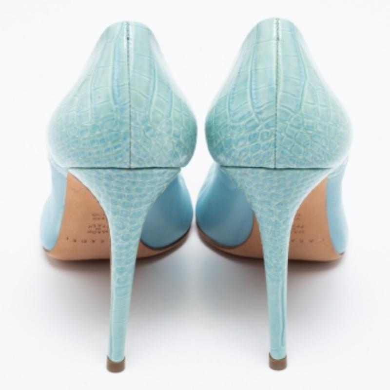 De las mujeres Casadei Bombas de punta de charol y piel con relieve de cocodrilo azul talla 39 en venta