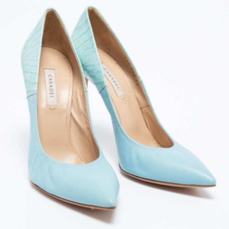 Casadei Bombas de punta de charol y piel con relieve de cocodrilo azul talla 39 en venta 1
