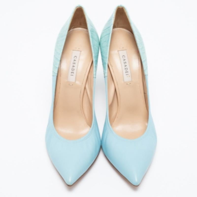 Casadei Bombas de punta de charol y piel con relieve de cocodrilo azul talla 39 en venta 2