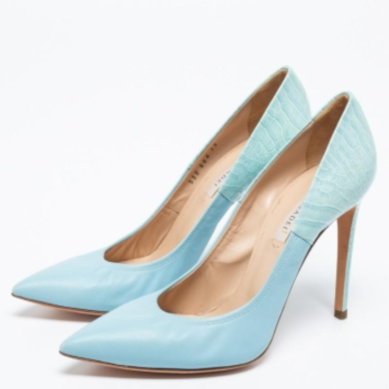 Casadei Bombas de punta de charol y piel con relieve de cocodrilo azul talla 39 en venta 3