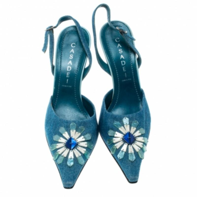 Casadei Sandales à bout pointu en denim bleu, taille 37,5 Excellent état - En vente à Dubai, Al Qouz 2