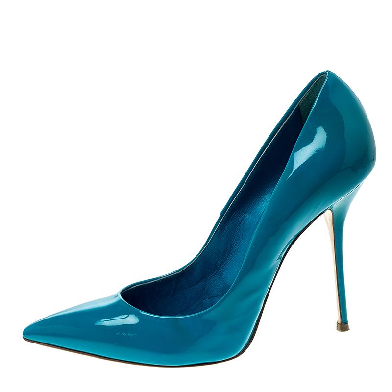 Chase your woes away by wearing this pair of magnificent pumps, that have been created from patent leather. They come in blue with pointed toes and 11 cm heels. Attract all the attention around you while strutting about in this pair of dazzling