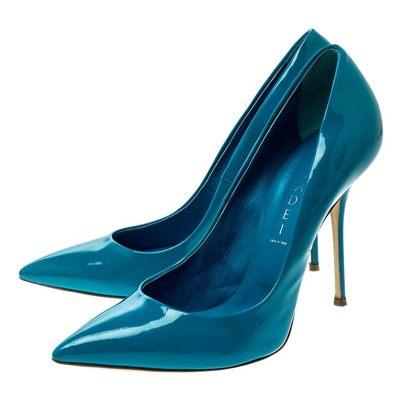 Casadei Blue Patent Leather Tiffany Pointed Toe Pumps Size 39 im Zustand „Gut“ in Dubai, Al Qouz 2