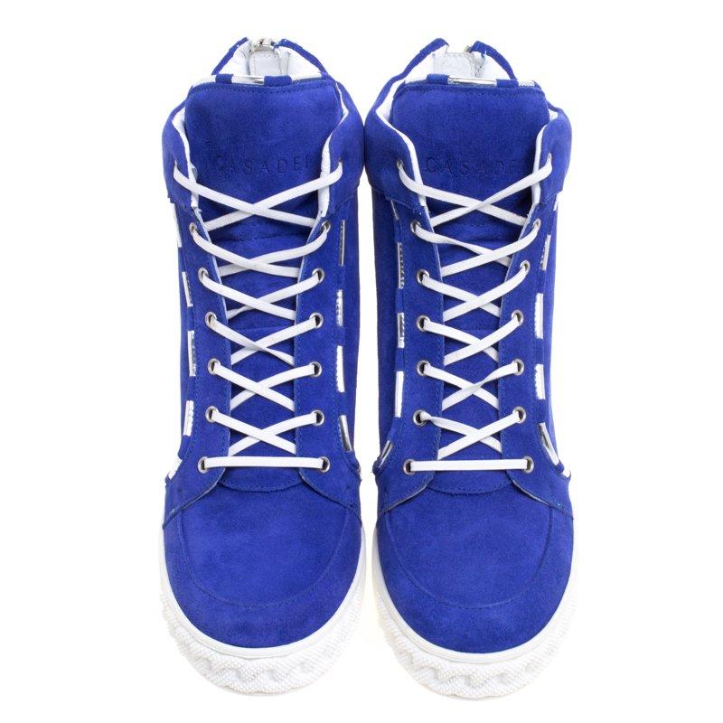 Comfy and high on style, these sneakers by Casadei have been created to be flaunted. They feature a blue exterior made from suede and enhanced with piping details and laces. The pair also comes with chain details on the midsoles, concealed wedges,