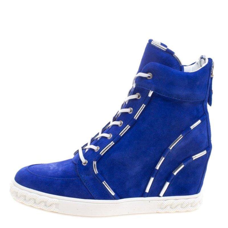 Comfy and high on style, these sneakers by Casadei have been created to be flaunted. They feature a blue exterior made from suede and enhanced with piping details and laces. The pair also comes with chain details on the midsoles, concealed wedges,