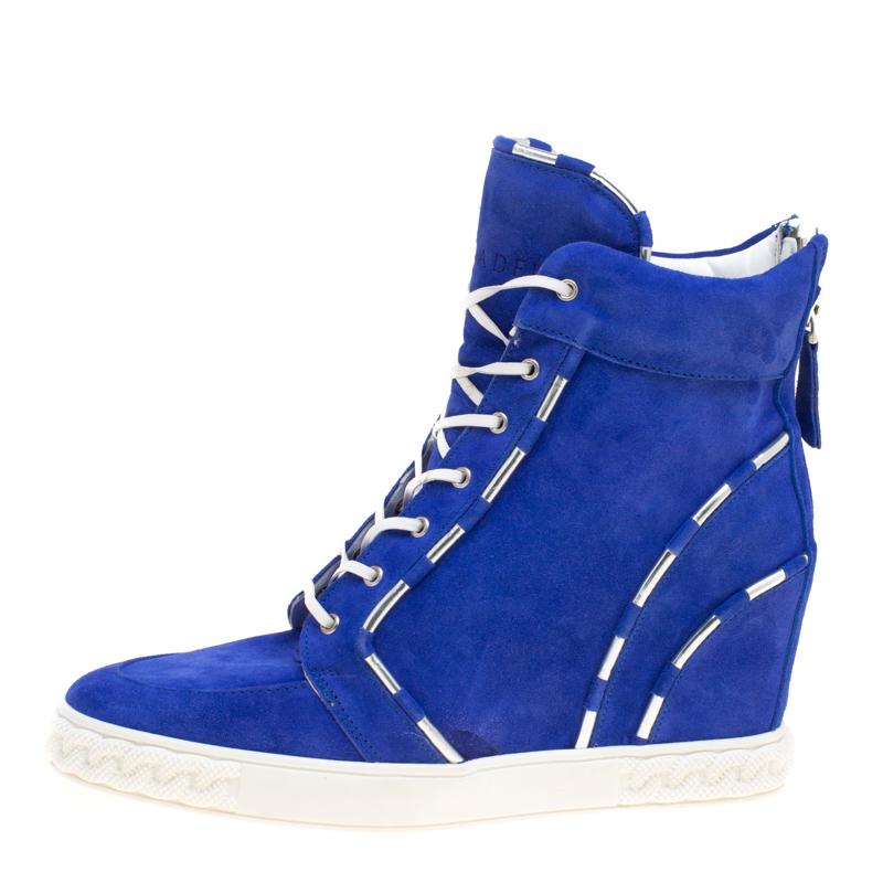 Comfortable and high on style, these sneakers by Casadei have been created to be flaunted. They feature a blue exterior made from suede and enhanced with piping details and laces. The pair also comes with chain details on the midsoles, concealed