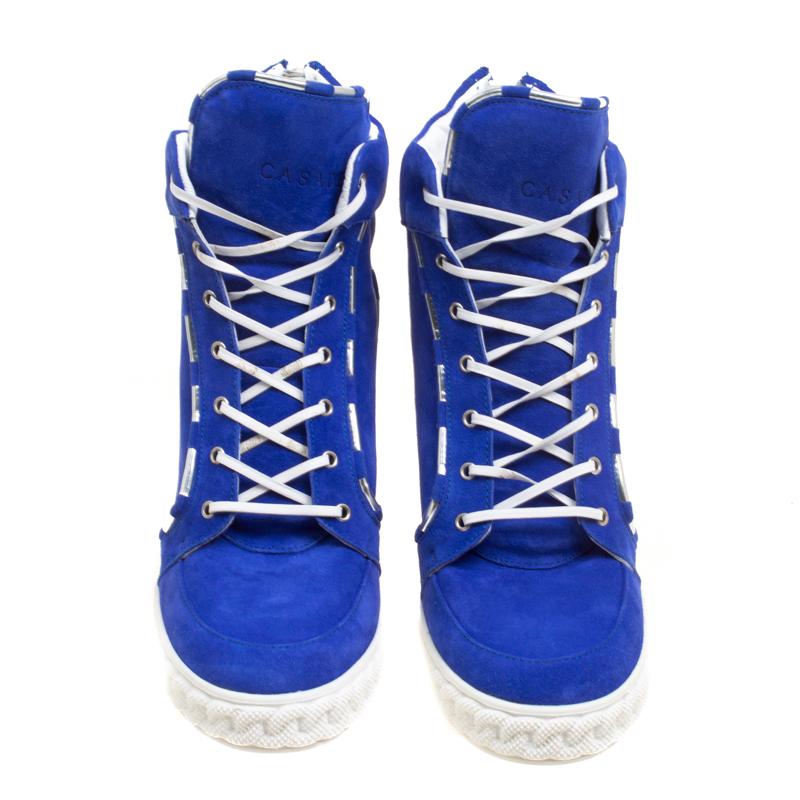 Comfortable and high on style, these sneakers by Casadei have been created to be flaunted. They feature a blue exterior made from suede and enhanced with piping details and laces. The pair also comes with chain details on the midsoles, concealed