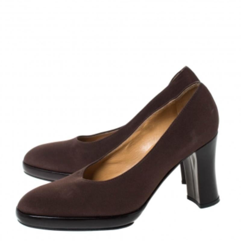 Confectionnés en tissu marron, ces escarpins apportent une touche subtile à votre personnalité. Soyez une icône de style en ajoutant cette paire d'escarpins de la maison Casadei à votre garde-robe. Cette paire d'escarpins à plateforme fait la