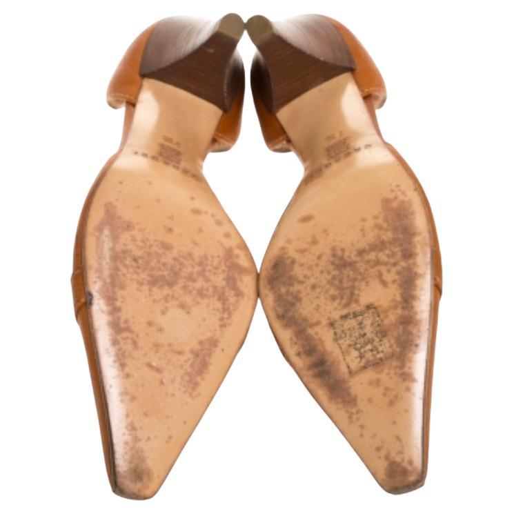 Casadei est la marque à laquelle vous pouvez faire confiance pour une paire d'escarpins élégante. Ces escarpins ont été méticuleusement fabriqués en Italie et en cuir de qualité. Ils se déclinent dans une jolie nuance de marron et sont conçus pour