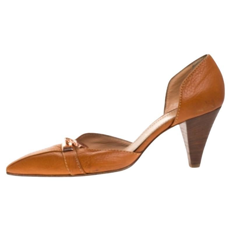 Casadei Escarpins demi-d'orsay en cuir marron avec détails de cadenas Taille 37.5 en vente