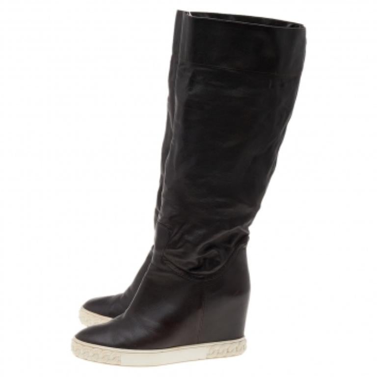 Cette jolie paire de bottes Casadei présente une construction durable et un design simple. Les bottes mi-mollet ont été confectionnées en cuir marron et sont agrémentées de chaînes sur les semelles en caoutchouc. Ils sont indispensables !